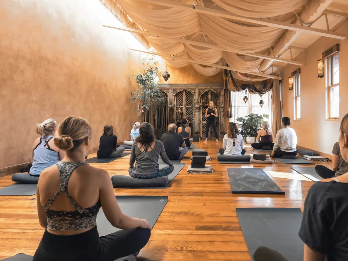 Yoga-Studio in der Nähe finden: So suchst du richtig 2026